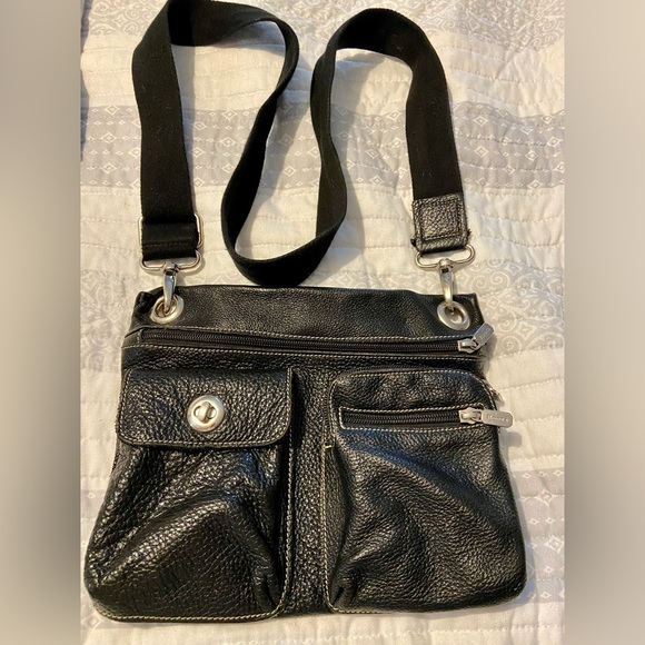 Roots Canada Black Pebbled Leather Crossbody Purse with adjustable strap - Picture 1 of 7